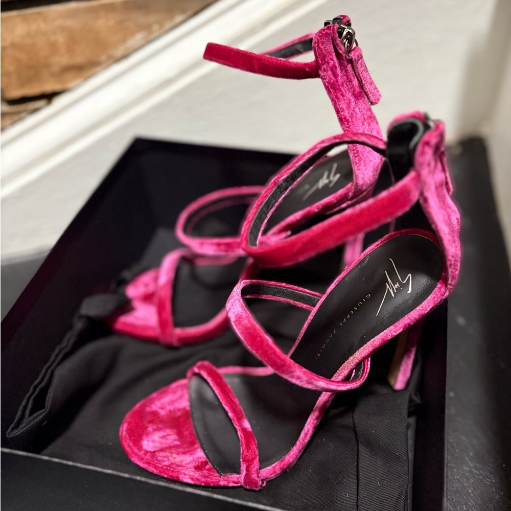Giuseppe Zanotti Veronica Melograno Fuchsia velvet suede sandals size US 9.5